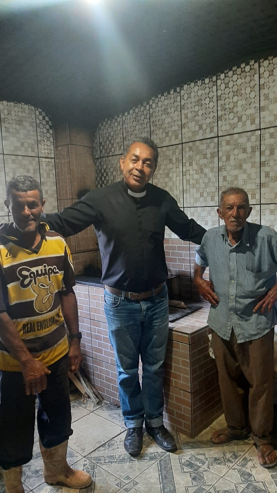 Padre Amauri com senhores da comunidade