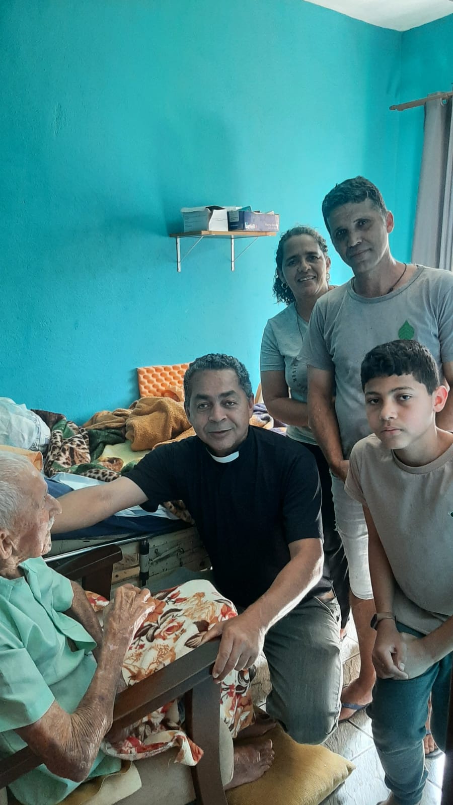 Padre Amauri com uma família