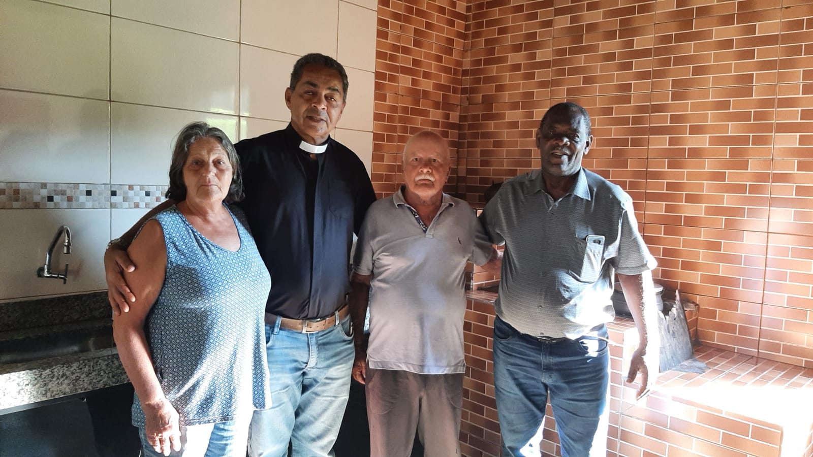 Padre Amauri com moradores da comunidade