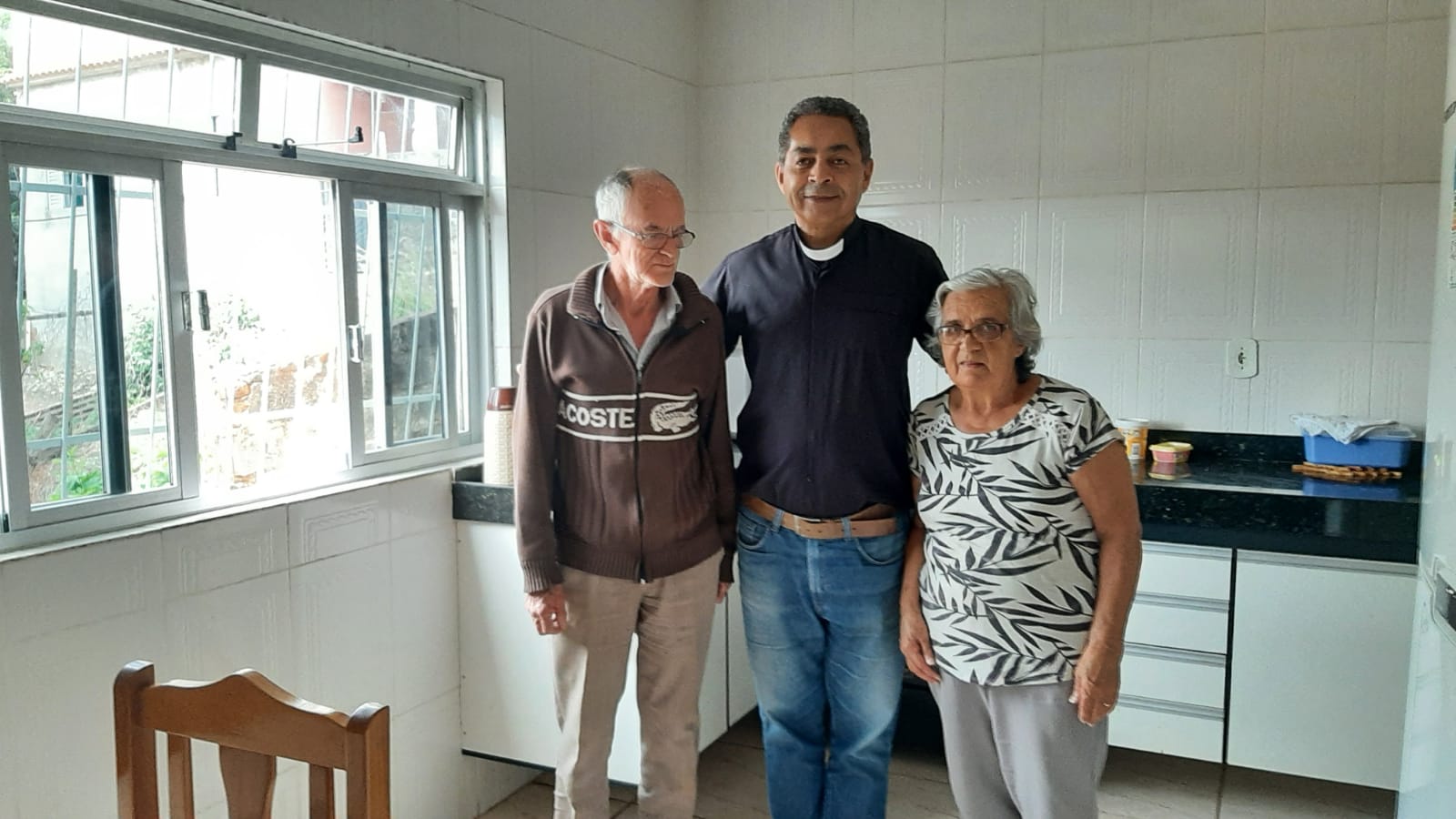 Padre Amauri com famílias da comunidade