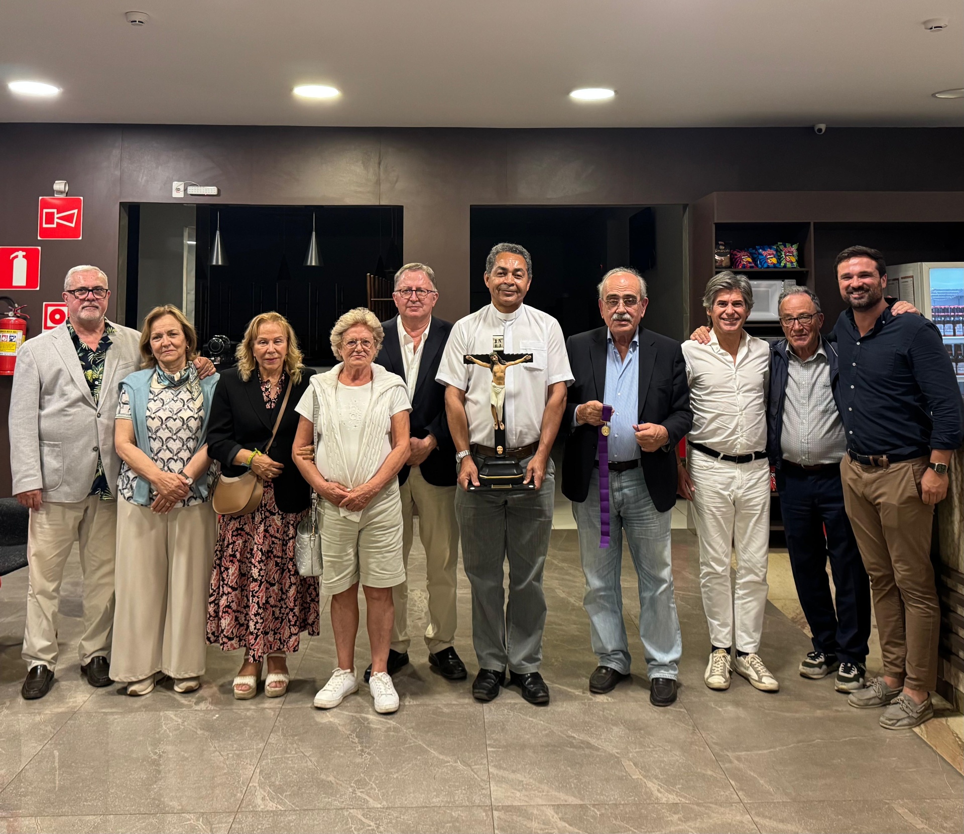 Padre Amauri com amigos e fiéis em momento de homenagem