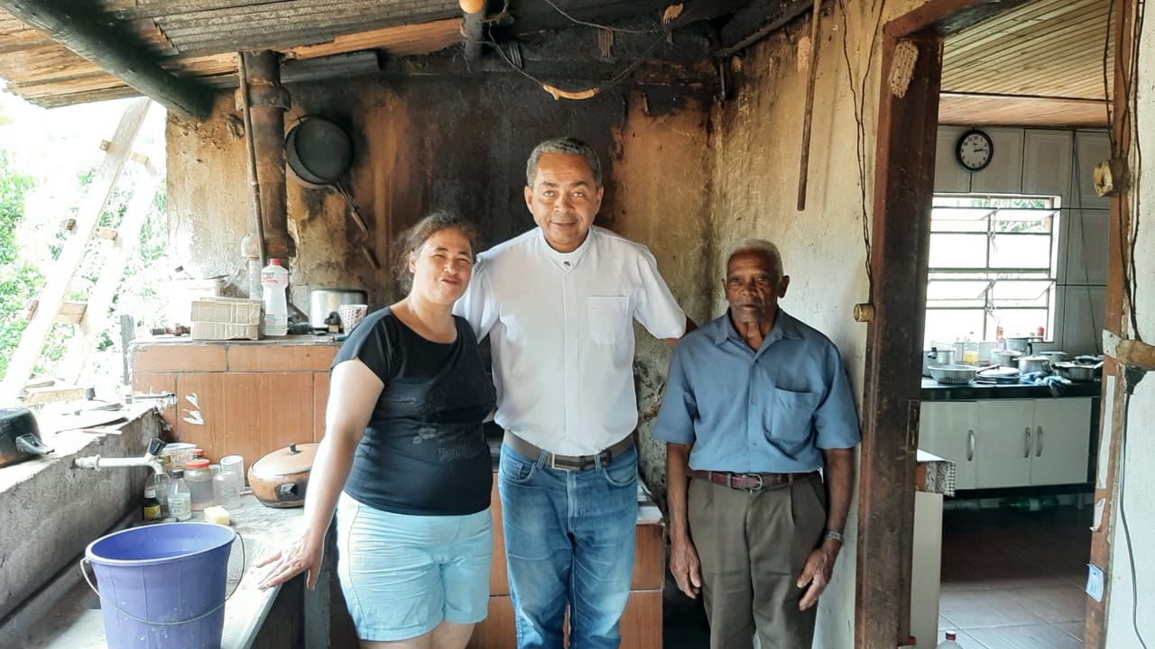 Padre Amauri com a comunidade