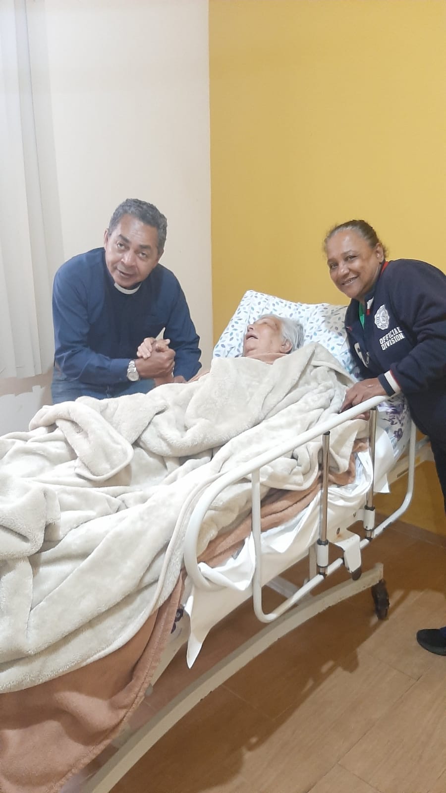 Padre Amauri visitando uma enferma