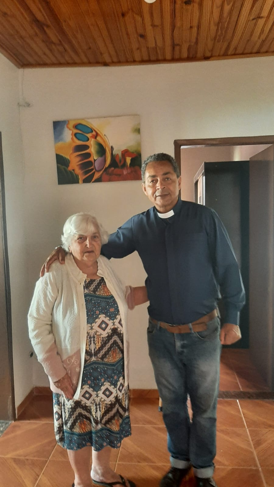 Padre Amauri acolhendo uma senhora idosa