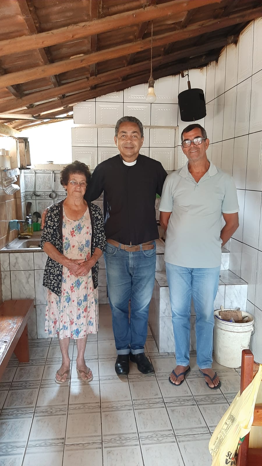 Padre Amauri em visita a uma família