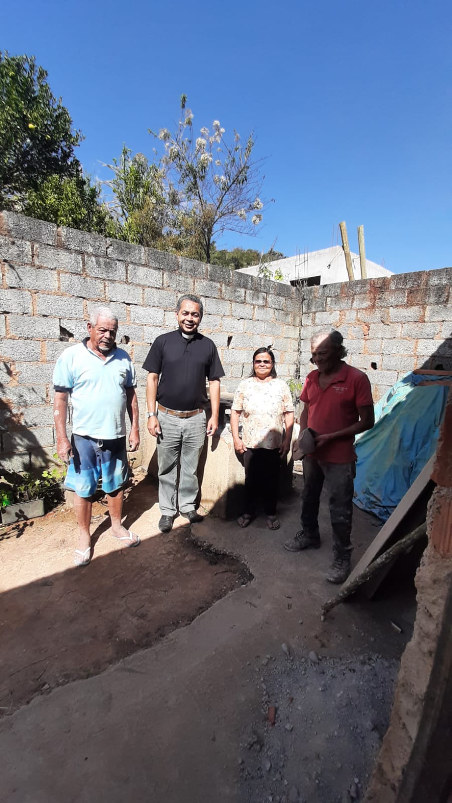 Padre Amauri visitando uma obra na comunidade
