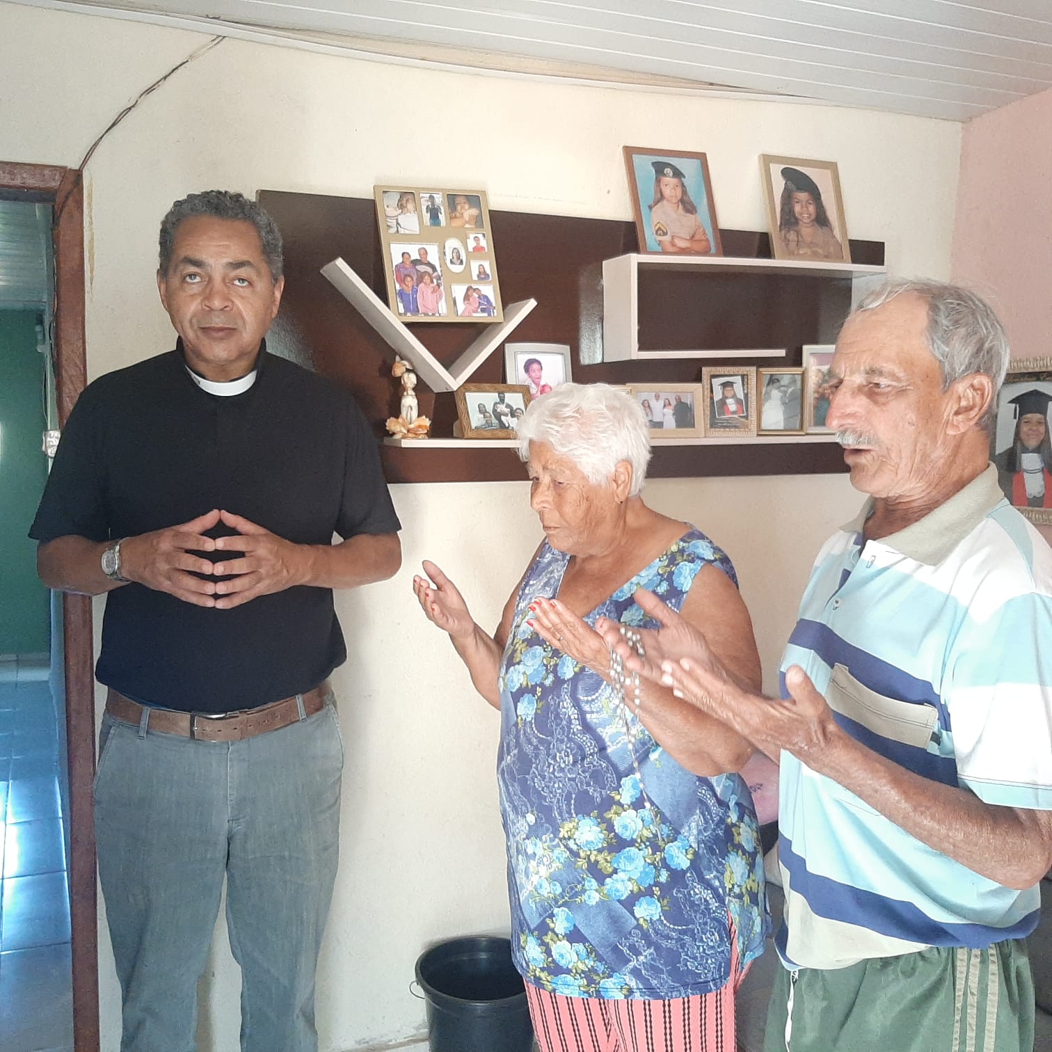 Padre Amauri rezando com fiéis em casa