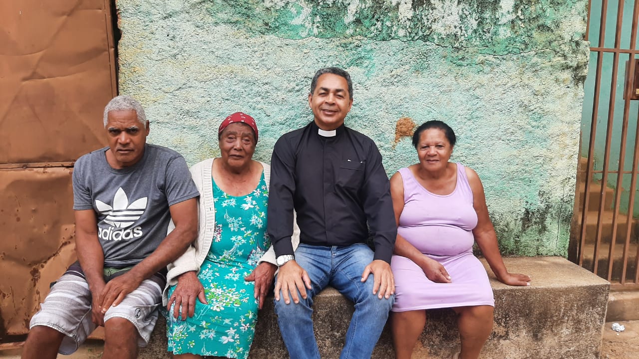 Padre Amauri acolhendo a comunidade