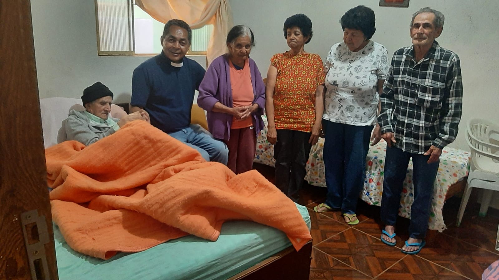 Padre Amauri visitando uma família