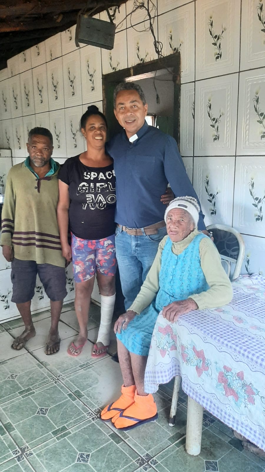 Padre Amauri acolhendo uma família